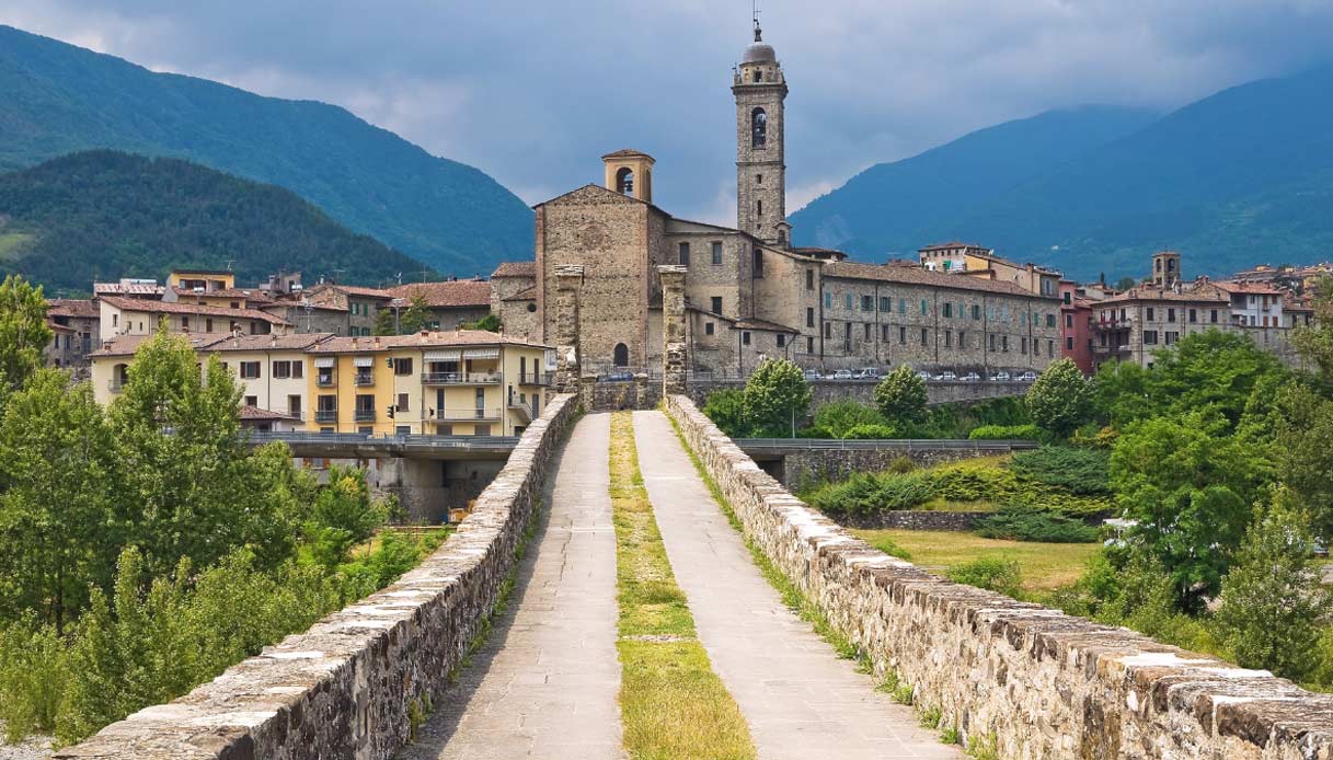 BOBBIO il borgo più bello d Italia che fa da sfondo alla Gioconda