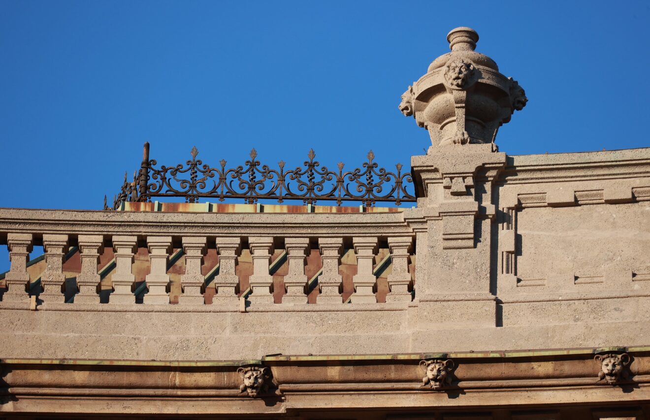 10 TESORI NASCOSTI Che Puoi Trovare A Milano ALZANDO Lo SGUARDO Al ...